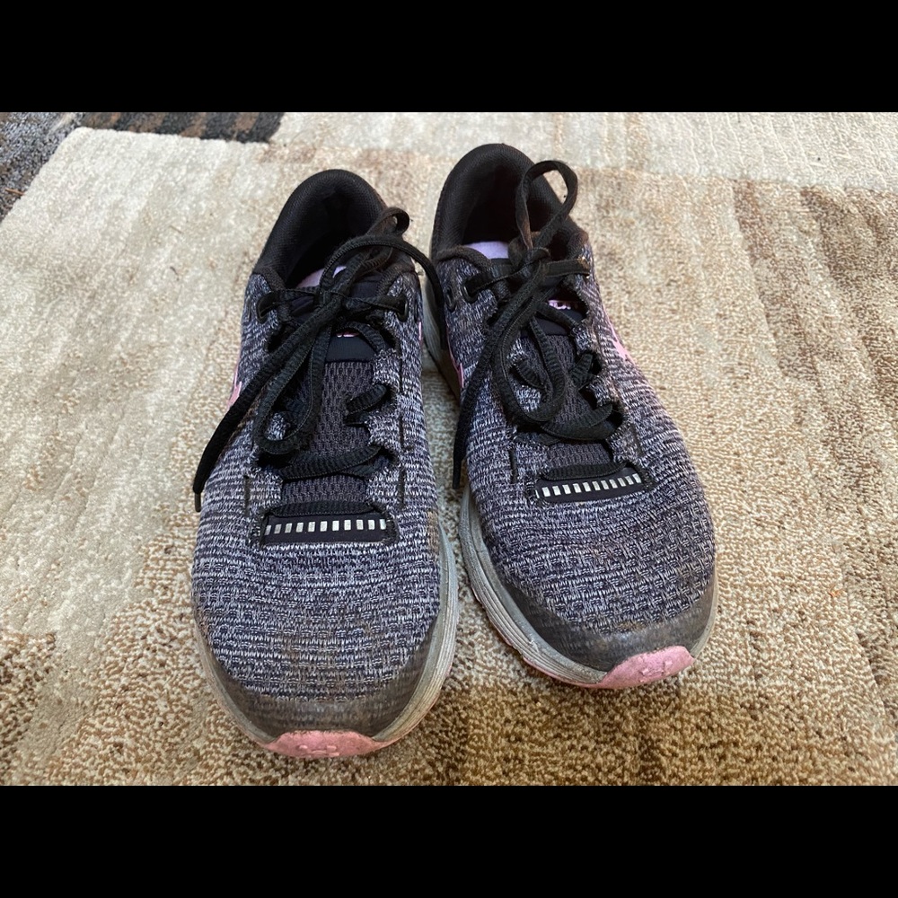 Under Armour girl runners size 3.5us